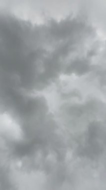 Koyu Fırtına Bulutları İzleyici Zamanlamasında Hızlı Hareket Ediyor Dikey Video