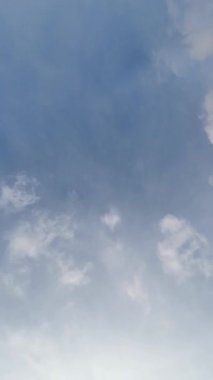 Güzel Kabarık Bulutlu Mavi Gökyüzü Zaman Hızı Dikey Videosu