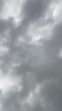 Koyu Fırtına Bulutları İzleyici Zamanlamasında Hızlı Hareket Ediyor Dikey Video