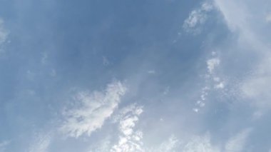 Güzel Yumuşak Bulutlu Mavi Gökyüzü Zaman Hızı