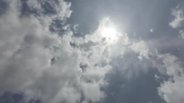 Güzel Yumuşak Bulutlu Mavi Gökyüzü Zaman Hızı