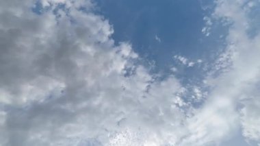 Güzel Yumuşak Bulutlu Mavi Gökyüzü Zaman Hızı