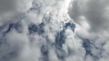 Güzel Yumuşak Bulutlu Mavi Gökyüzü Zaman Hızı