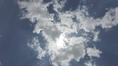 Güzel Yumuşak Bulutlu Mavi Gökyüzü Zaman Hızı