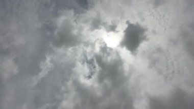 Kara Fırtına Bulutları İzleyici Zamanlamasında Hızlanıyor