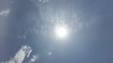 Güzel Yumuşak Bulutlu Mavi Gökyüzü Zaman Hızı