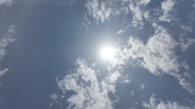 Güzel Yumuşak Bulutlu Mavi Gökyüzü Zaman Hızı