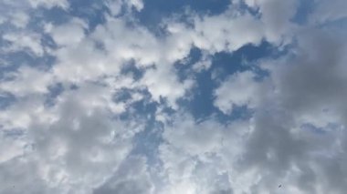 Güzel Yumuşak Bulutlu Mavi Gökyüzü Zaman Hızı