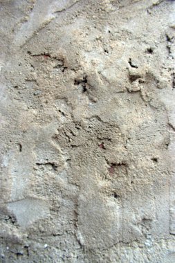 Koyu lekeli sert desenli bir beton duvar yüzeyi