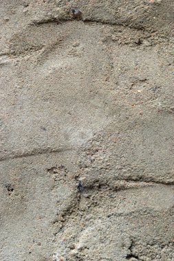 Koyu lekeli sert desenli bir beton duvar yüzeyi