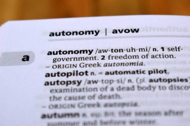 İngilizce Sözlük Sayfasını Tanımlama Kelimesi ile Kapat - Özerklik Resmi 