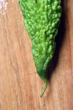 Yeşil Sebze Acı Karpuz veya Ahşap Masa Resminde Acı Kabak