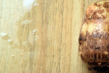 Taze Taro kökü sebzesi Ahşap masa üzerinde Arka plan bulanıklığı ile yakın plan