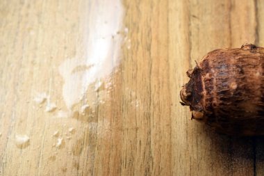 Taze Taro kökü sebzesi Ahşap masa üzerinde Arka plan bulanıklığı ile yakın plan