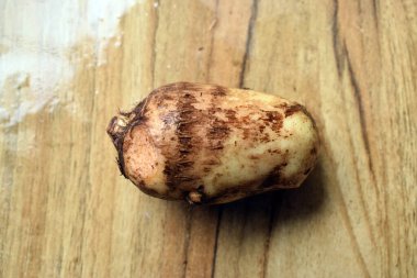 Taze Taro kökü sebzesi Ahşap masa üzerinde Arka plan bulanıklığı ile yakın plan