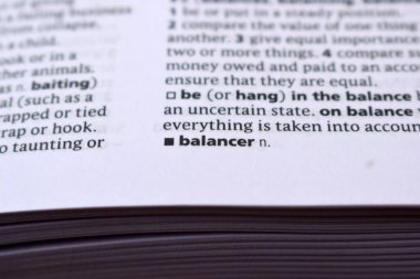 Yazılı Kelimenin İngilizce Tanımlama Sözlüğü Sayfası - Dengeleyici Resmi Kapat