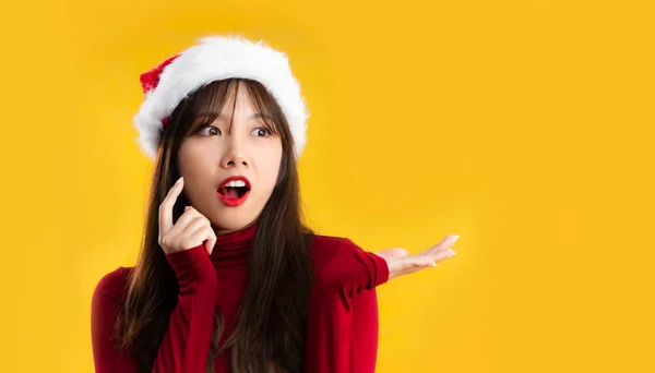 Young Asain Woman Red Sweatshirt Wearing Santa Hat Posing Surprised — Stok fotoğraf