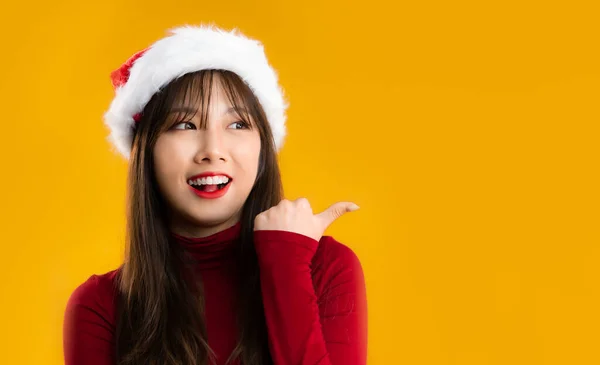 Feliz Navidad Moda Mujer Asiática Traje Rojo Desgaste Sombrero Santa — Foto de Stock