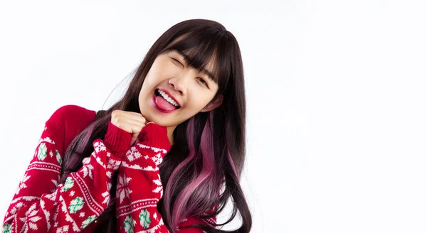 Junge Asiatische Frau Lange Haare Tragen Roten Pullover Posiert Glücklich — Stockfoto