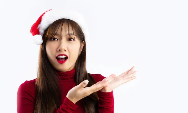 Mutlu Noeller Kırmızı Kostümlü Asyalı Kadın Noel Baba Şapkası Takıyor — Stok fotoğraf
