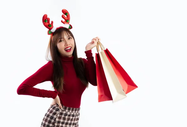 Mutlu Noeller Genç Asyalı Kadın Beyaz Arka Planda Kağıt Alışveriş — Stok fotoğraf