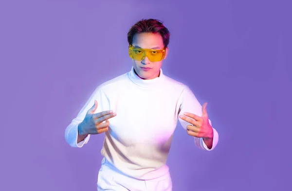 Young Asian Man White Long Sleeve Shirt Wearing Goggles Watching — Foto Stock