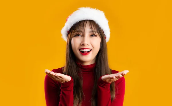 Mutlu Noeller Kırmızı Uzun Kollu Gülümseyen Asyalı Bir Kadın Noel — Stok fotoğraf