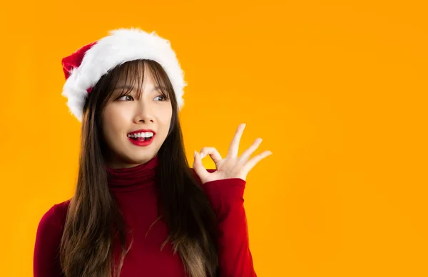 Feliz Natal Jovem Bonita Asiática Mulher Vermelho Sweatshirt Desgaste Santa — Fotografia de Stock
