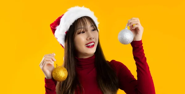 Kırmızı Uzun Kollu Tişörtlü Asyalı Kadın Noel Baba Şapkası Takıyor — Stok fotoğraf