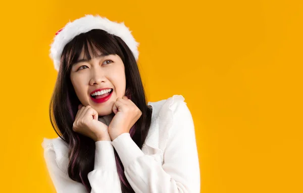 Beyaz Bluzlu Asyalı Kadın Sarı Arka Planda Noel Baba Şapkası — Stok fotoğraf