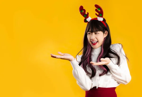 Noel Temalı Kostüm Giyen Asyalı Kadın Ren Geyiği Boynuzları Takıyor — Stok fotoğraf