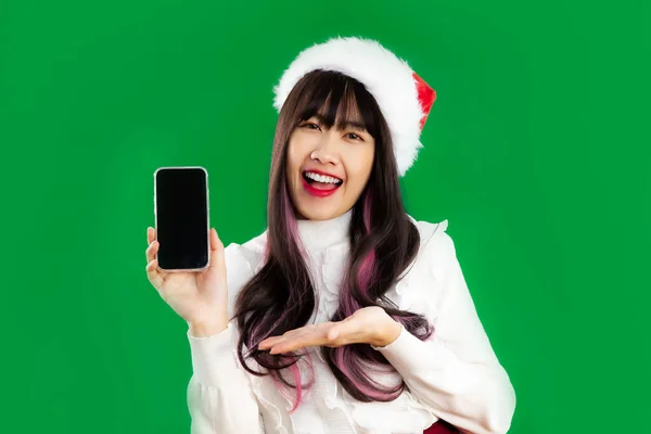 Genç Asyalı Uzun Saçlı Noel Baba Şapkalı Açık Siyah Ekranlı — Stok fotoğraf