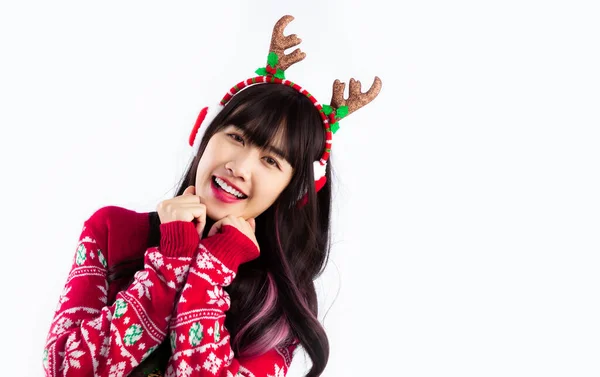 Hübsche Asiatische Frau Weihnachtspullover Kostüm Rentierhorn Stirnband Und Ohrenschützer Posiert — Stockfoto