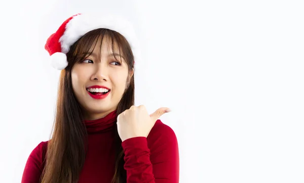 Kırmızı Uzun Kollu Tişörtlü Asyalı Kadın Noel Baba Şapkası Giyiyor — Stok fotoğraf