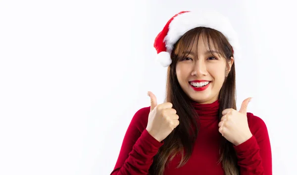Kırmızı Kazaklı Genç Asyalı Güzel Kadın Noel Baba Şapkası Takıyor — Stok fotoğraf