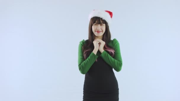Gelukkig Aziatische Vrouw Santa Kerstmis Hoed Dansen Presenteren Iets Geïsoleerd — Stockvideo