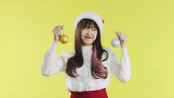 Glückliche Asiatische Frau Mit Weihnachtsmütze Tanzt Spaß Ausdrucksstark Isoliert Auf — Stockvideo