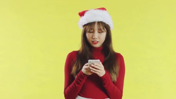 Aziatische Vrouw Groene Jurk Santa Christmas Hoed Bedrijf Met Behulp — Stockvideo