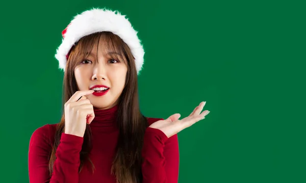Feliz Natal Jovem Mulher Asiática Camisola Vermelha Vestindo Chapéu Santa — Fotografia de Stock