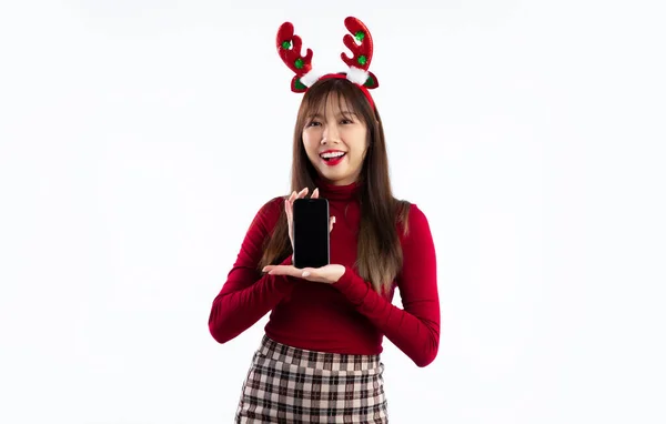 Veselé Vánoce Mladá Asijská Žena Červeném Kostýmu Ukazující Prázdné Obrazovce — Stock fotografie