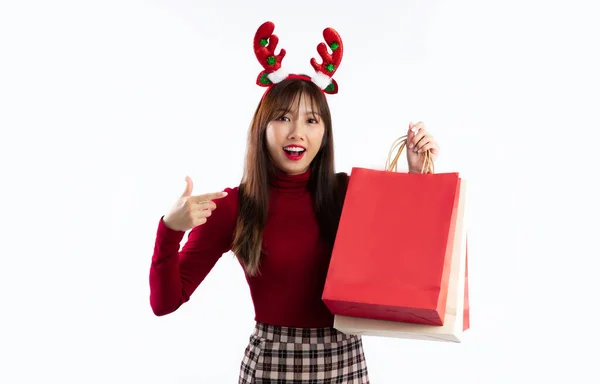 Muito Asiático Mulher Dedo Apontando Carregando Sacos Compras Vermelhas Para — Fotografia de Stock