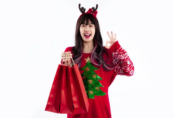 Kırmızı Tişörtlü Asyalı Bir Kadın Noel Kutlamak Için Alışveriş Poşetleri — Stok fotoğraf