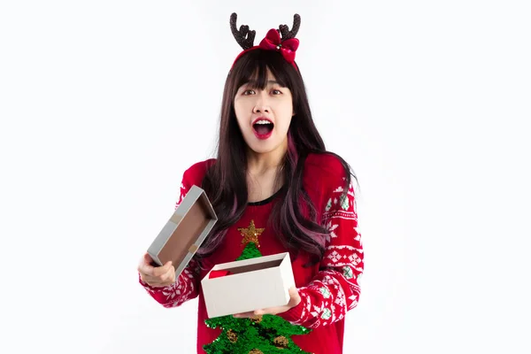 Veselé Vánoce Mladá Hezká Asijská Žena Dlouhý Účes Červené Mikině — Stock fotografie