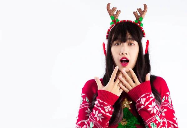 Noel Temalı Kostümlü Asyalı Kadın Beyaz Arka Planda Şaşırmış Yüz — Stok fotoğraf
