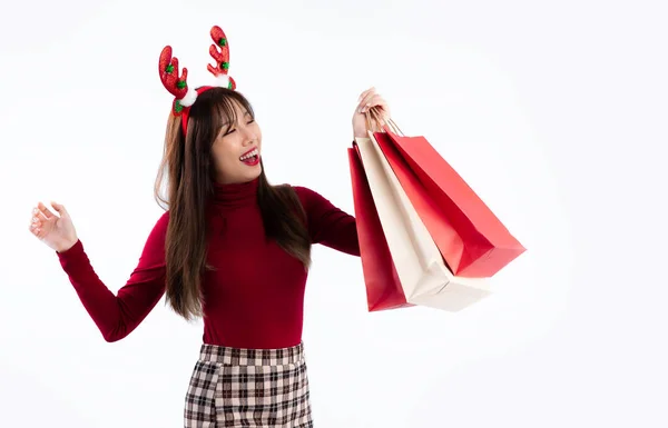 Mulher Asiática Camisola Vermelha Carregando Sacos Compras Sorrindo Feliz Fundo — Fotografia de Stock
