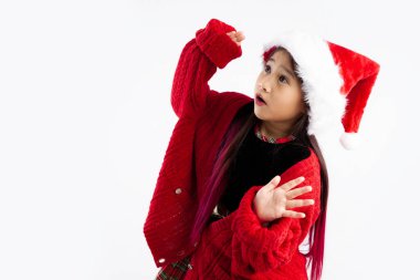 Kırmızı kazaklı Asyalı kızın beyaz arka planda sürpriz bir yüz ifadesi sergilemesine şaşırdım..