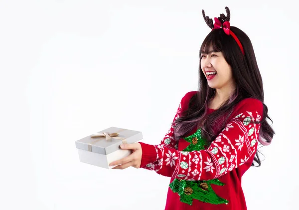 Femme Asiatique Sweat Shirt Rouge Thème Noël Portant Donnant Boîte — Photo