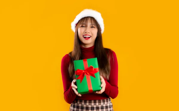 Junge Asiatische Frau Rotem Langarm Shirt Mit Weihnachtsmütze Und Geschenkbox — Stockfoto