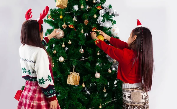 Asyalı Çocuklar Noel Ağacını Süslüyor Noel Yeni Yıl Partisini Evde — Stok fotoğraf