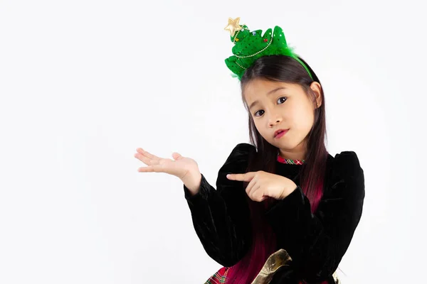 Asiatisches Kind Mädchen Weihnachtsthemenkostüm Und Weihnachtsbaum Stirnband Zeigt Die Hand — Stockfoto